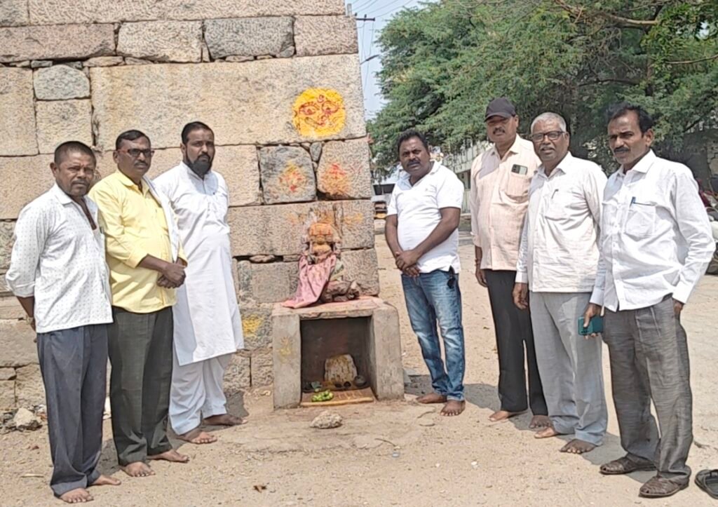 గడి మైసమ్మ సాక్షిగా బురుజు స్థలాలు రక్షించుకుందామంటు పూజలు