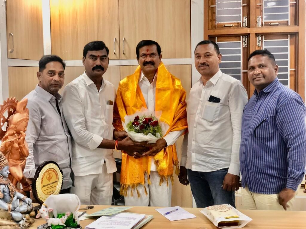 జువ్వాడి కృష్ణారావును మర్యాదపూర్వకంగా కలిసిన మున్సిపల్ కో-ఆప్షన్ సభ్యులు గుండోజి శ్రీనివాస్