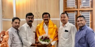 జువ్వాడి కృష్ణారావును మర్యాదపూర్వకంగా కలిసిన మున్సిపల్ కో-ఆప్షన్ సభ్యులు గుండోజి శ్రీనివాస్