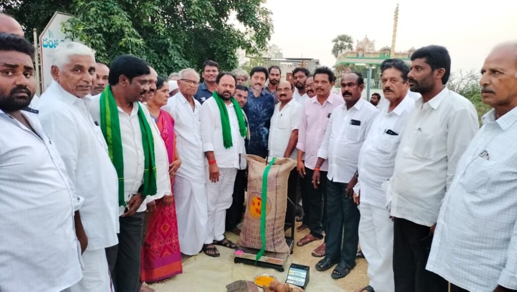 వరి ధాన్యం కొనుగోలు కేంద్రాలను ప్రారంభించిన ఎమ్మెల్యే రాందాస్