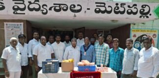 వాసవి క్లబ్ ఆధ్వర్యంలో పండ్లు పంపిణీ