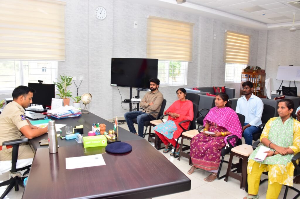 గ్రీవెన్స్ డే లో పలు ఫిర్యాదులను పరిశీలించిన ఎస్పీ అశోక్ కుమార్