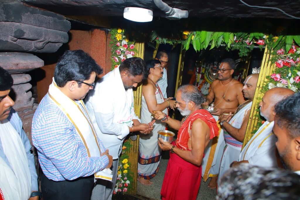 గత ప్రభుత్వాల కాలంలో ఆలయాన్ని పట్టించుకోని పాలకులు..