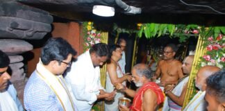 గత ప్రభుత్వాల కాలంలో ఆలయాన్ని పట్టించుకోని పాలకులు..