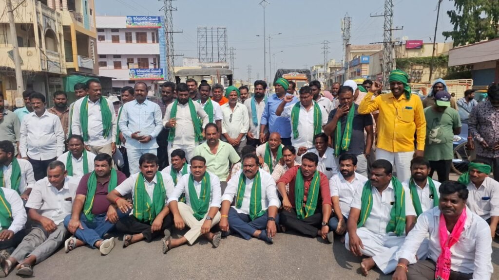 ధాన్యం కొనుగోళ్లలో జాప్యం – చొప్పదండి లో బీఆర్ఎస్ నిరసన