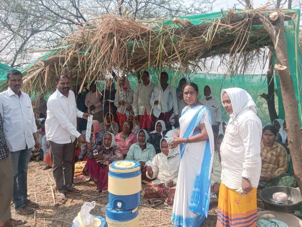ఉపాధి హామీ పనులను పరిశీలించిన సర్పంచ్