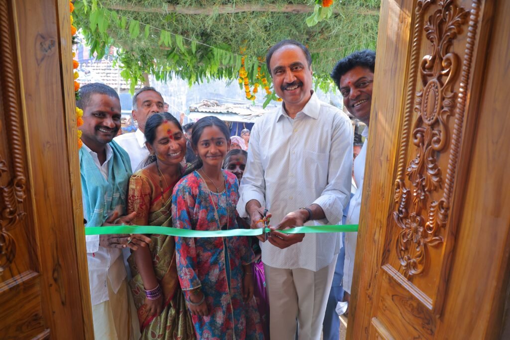 ఇందిరమ్మ ఇండ్ల గృహ ప్రవేశంలో పాల్గొన్న ఎమ్మెల్యే డా సంజయ్ కుమార్