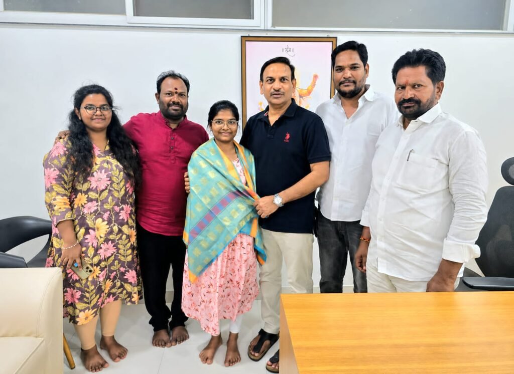 ప్రతిభ కనబరిచిన విద్యార్థినిని అభినందించిన డాక్టర్ రఘు