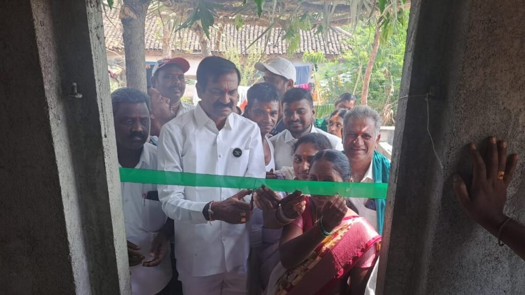 నూతన గృహ ప్రవేశంలో పాల్గొన్న జువ్వాడి కృష్ణా రావు