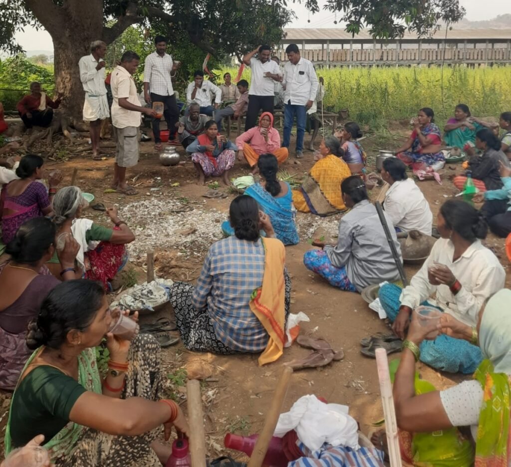 ఉపాధి హామీ కూలీలకు అంబలి పంపిణీ