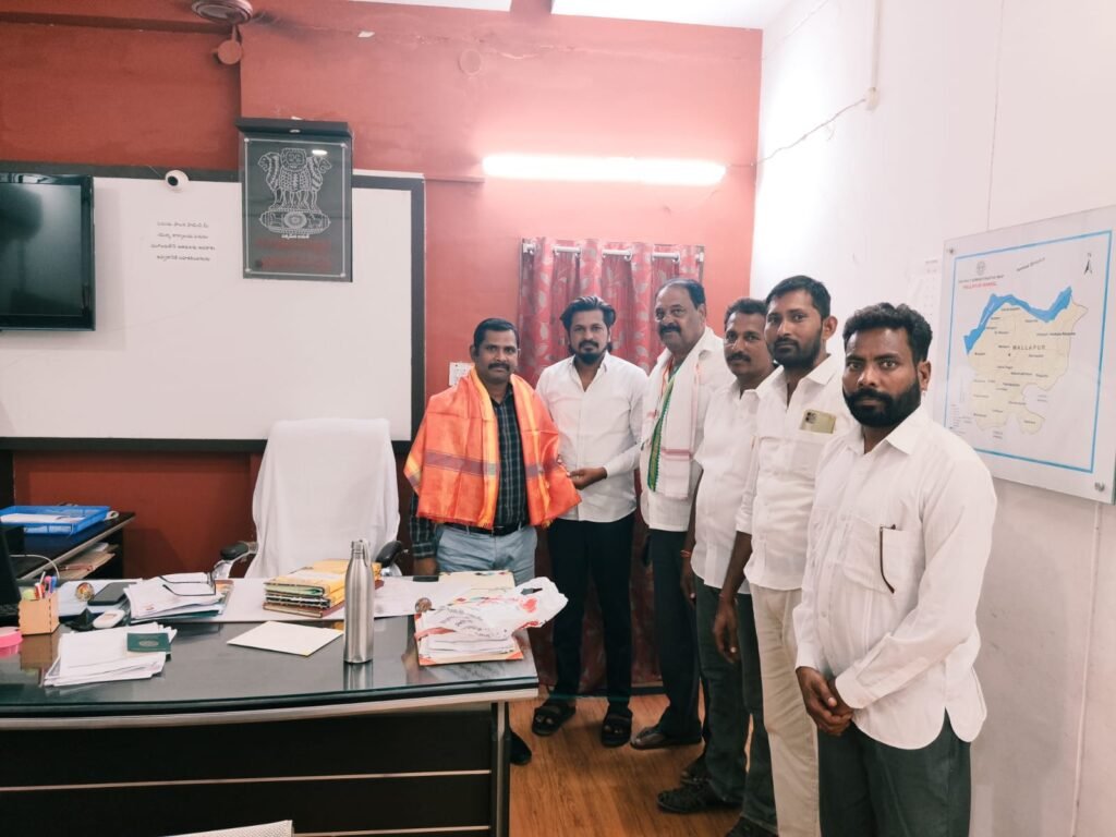 తహసిల్దార్ ని మర్యాదపూర్వకంగా కలిసిన కాంగ్రెస్ నాయకులు