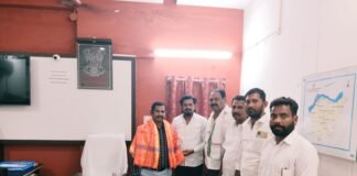 తహసిల్దార్ ని మర్యాదపూర్వకంగా కలిసిన కాంగ్రెస్ నాయకులు