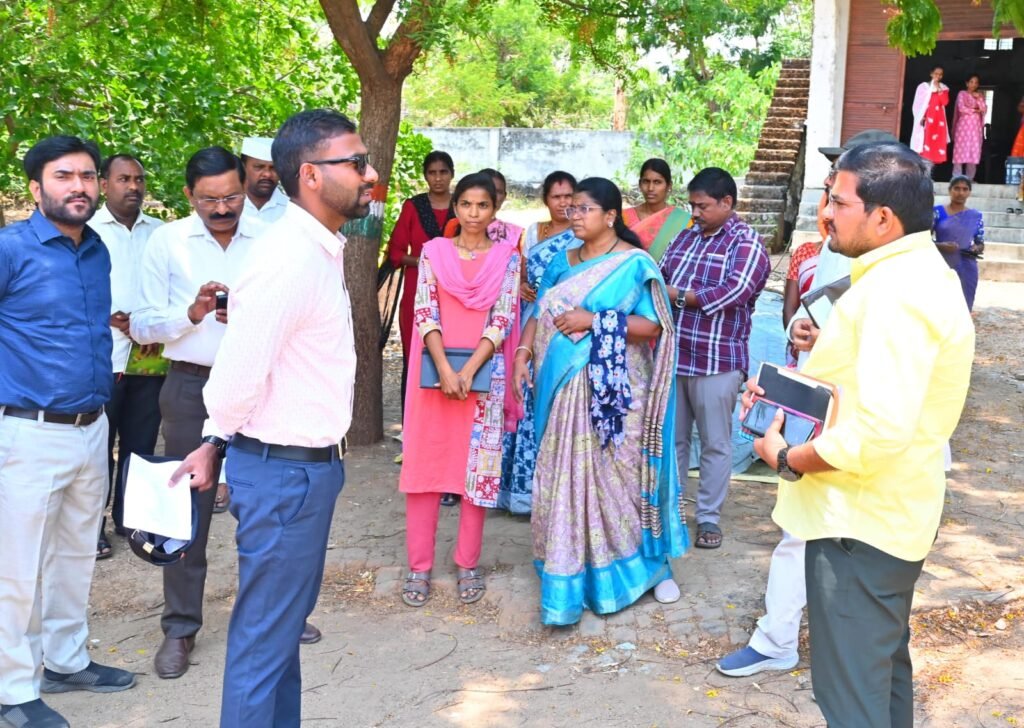 వరి ధాన్యం కొనుగోలు కేంద్రాలను ఆకస్మికంగా తనిఖీ చేసిన కలెక్టర్