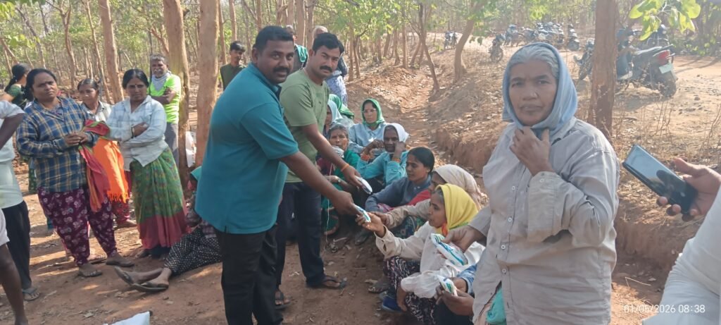 ఉపాధి హామీ కూలీలకు మజ్జిగ పంపిణీ