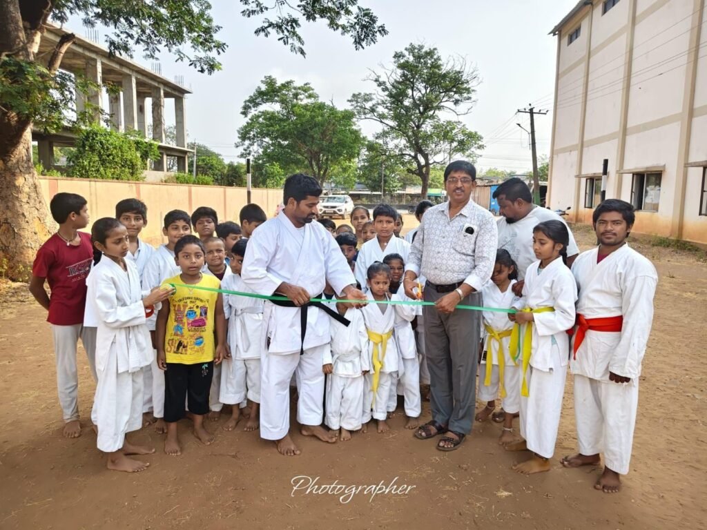 వేసవి కరాటే శిక్షణ క్లాసులు ప్రారంభించిన ఎంఈఓ