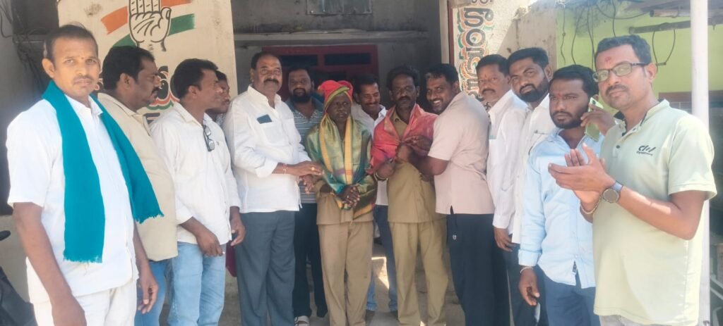 అత్యుత్తమ మార్కులు సాధించిన విద్యార్థులకు, పారిశుధ్య కార్మికులకు సన్మానం