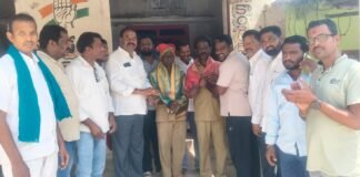 అత్యుత్తమ మార్కులు సాధించిన విద్యార్థులకు, పారిశుధ్య కార్మికులకు సన్మానం