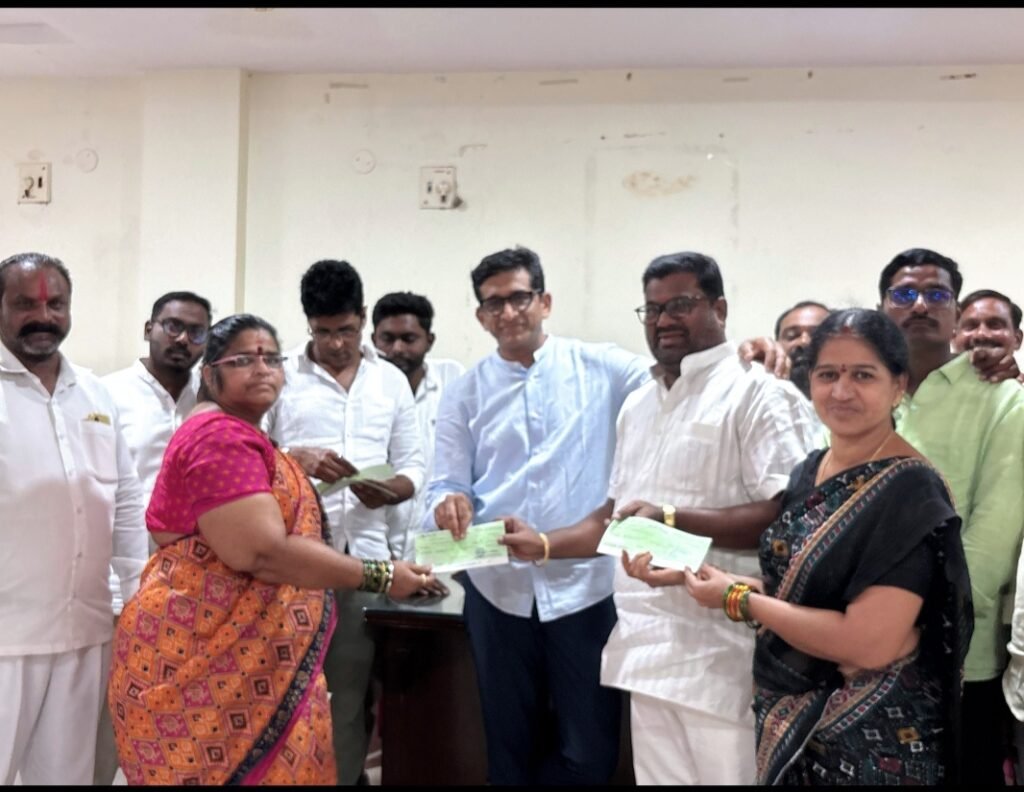 27వ వార్డులో కళ్యాణ లక్ష్మి చెక్కుల పంపిణీ చేసిన ఎమ్మెల్యే