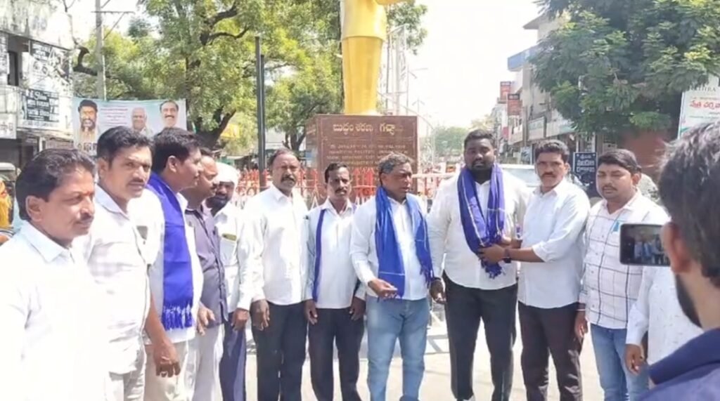 ఘనంగా డా.బి.ఆర్. అంబేద్కర్ విగ్రహానికి పూలమాలాలంకరణ