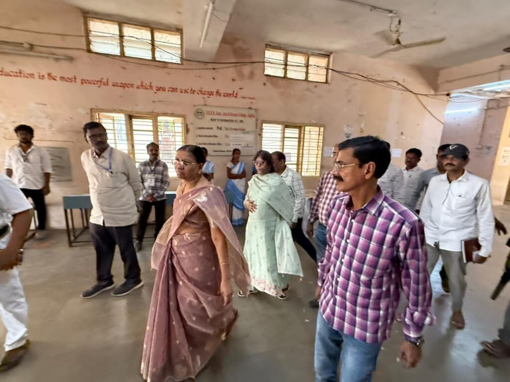 నీట్ పరీక్ష కేంద్రాన్ని పరిశీలించిన జిల్లా అదనపు కలెక్టర్ (రెవెన్యూ ) బి.ఎస్ లత