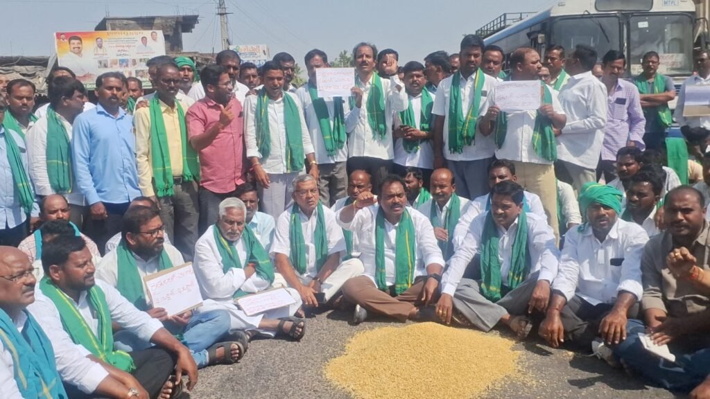 ధాన్యం తరుగు లేకుండా కొనుగోలు చేయాలని వడ్లు రోడ్డుపై పోసి ధర్నా