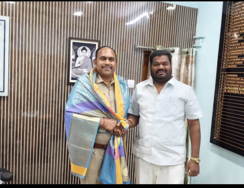 సిఐ లక్ష్మీనారాయణను మర్యాదపూర్వకంగా కలిసిన కౌన్సిలర్లు