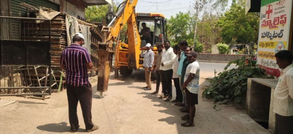 వార్డులో మిషన్ భగీరథ నీటి సరఫరాకు మరమ్మతులు: కౌన్సిలర్ పొట్ట సురేందర్