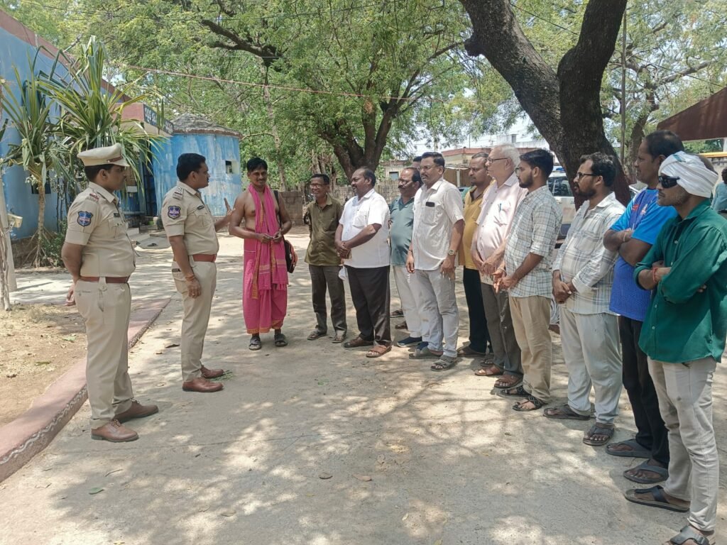 అనుమానాస్పద వ్యక్తులకు లాడ్జ్ గదులు ఇవ్వొద్దు, గుర్తింపు పత్రాలు తప్పనిసరి