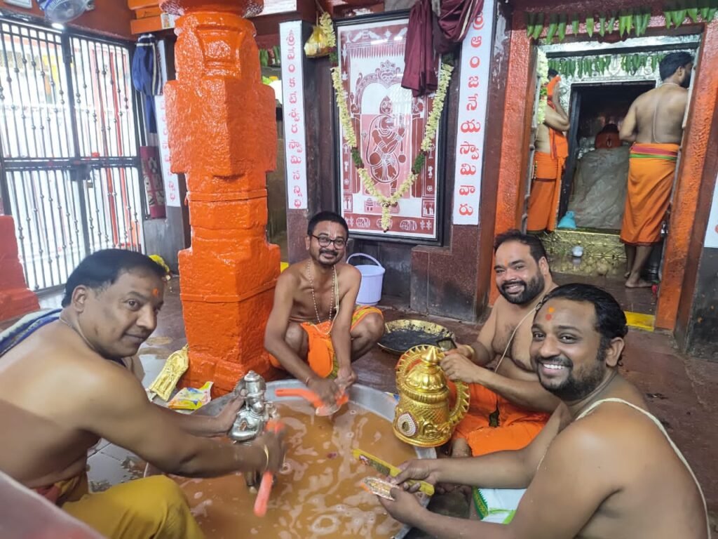 కొండగట్టు అంజన్న ఆలయంలో ఘనంగా తిరుమంజనం