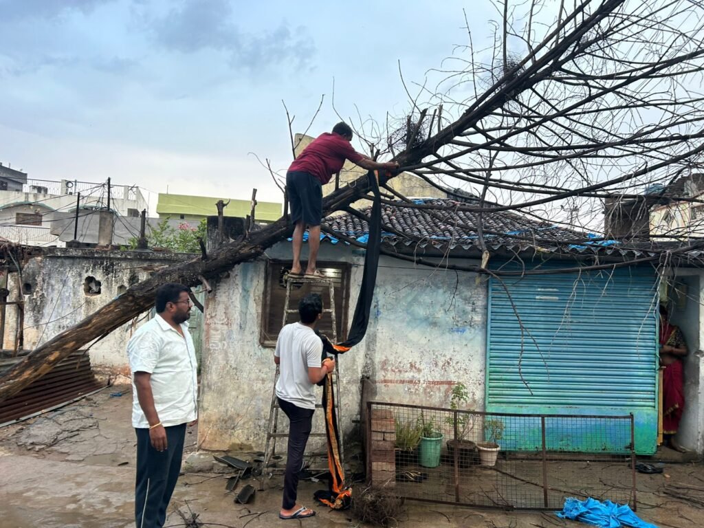 కోరుట్ల పట్టణంలో గాలివానకు విరిగిపడిన చెట్టు