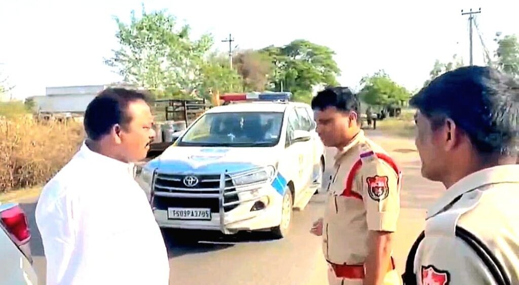 కరీంనగర్ బంద్ నేపథ్యంలో మాజీ ఎమ్మెల్యే సుంకె రవిశంకర్ హౌస్ అరెస్ట్