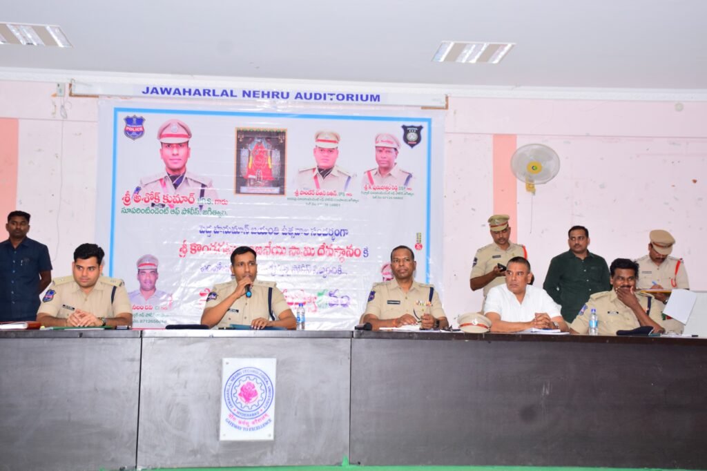 ఆధ్యాత్మిక వాతావరణంలో భక్తులు స్వామివారిని దర్శించుకునేలా చూడాలి