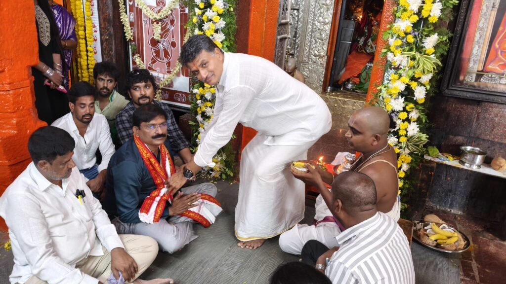 అంజన్న సన్నిధిలో ఆర్‌డీఓ మధుసూదన్ ప్రత్యేక పూజలు