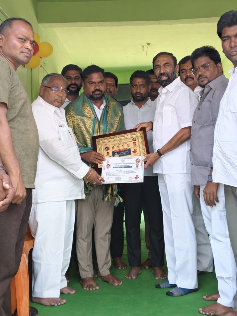 ‘దళిత రత్న’ అవార్డు గ్రహీత బత్తుల నరేష్‌కు ఘన సన్మానం