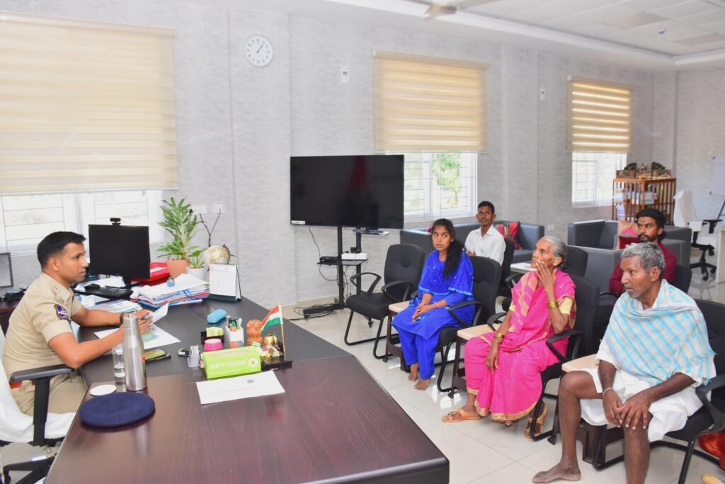 పలు ఫిర్యాదులను పరిశీలించిన జిల్లా ఎస్పీ అశోక్ కుమార్