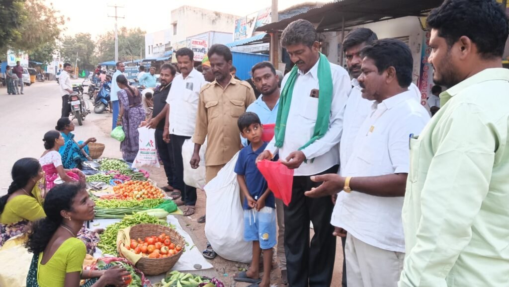 ప్లాస్టిక్&nbsp; వాడకం పై వార సంతలో అవగాహన