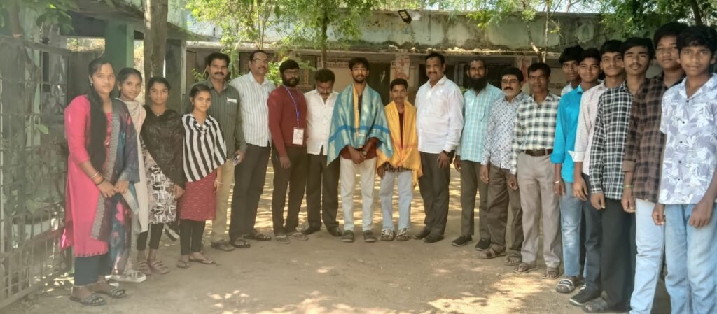 ఉత్తమ మార్కులు సాధించిన విద్యార్థులకు సన్మానం