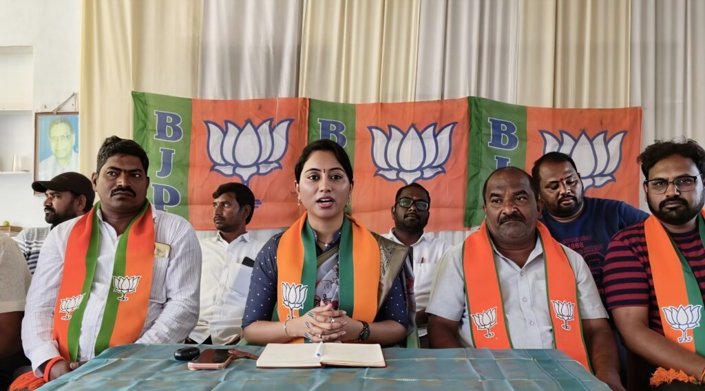 విద్యార్థుల భవిష్యత్తుతో రాజకీయాలు చేయొద్దు