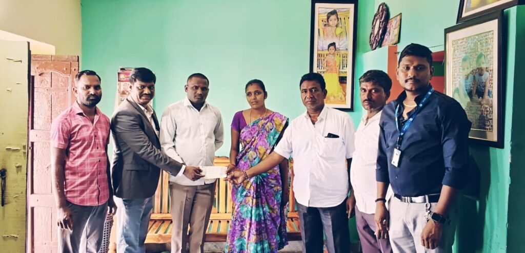 బజాజ్ లైఫ్ ఇన్సూరెన్స్ రూ.5లక్షల 50వేల చెక్కు అందజేత.