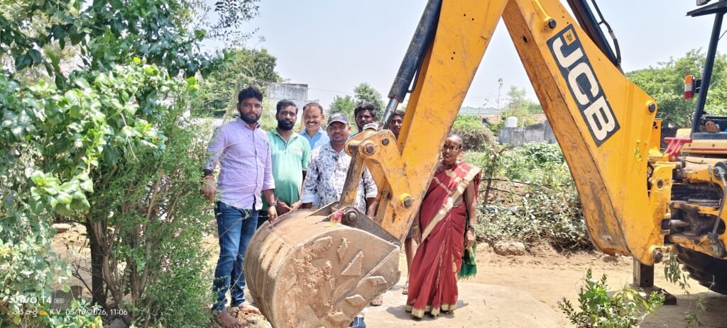 నూతన డ్రైనేజీ కి భూమి పూజ చేసిన సర్పంచ్ కనుముల వెంకటేష్