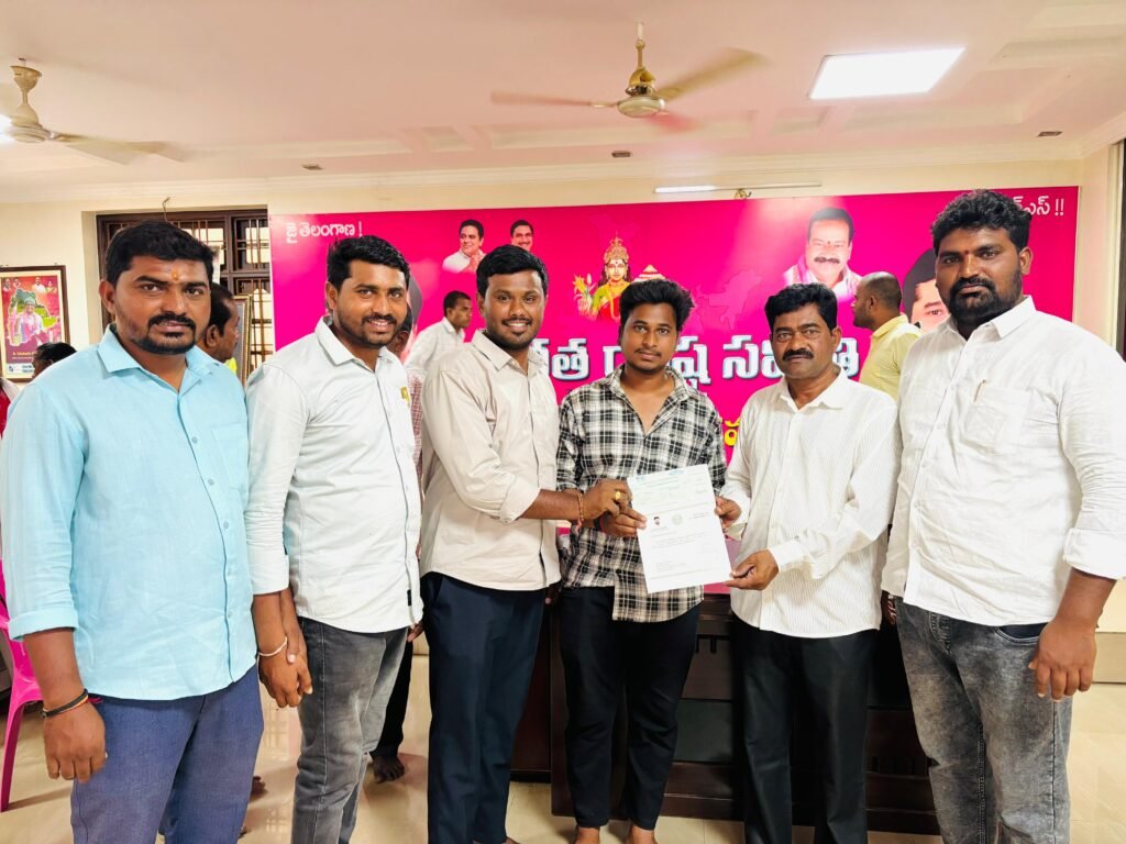 సీఎంఆర్ ఎఫ్ చెక్కులు అందజేత