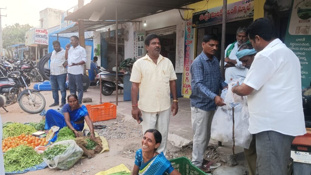ప్లాస్టిక్ సంచులు వినియోగంపై వార సంతలో అవగాహన