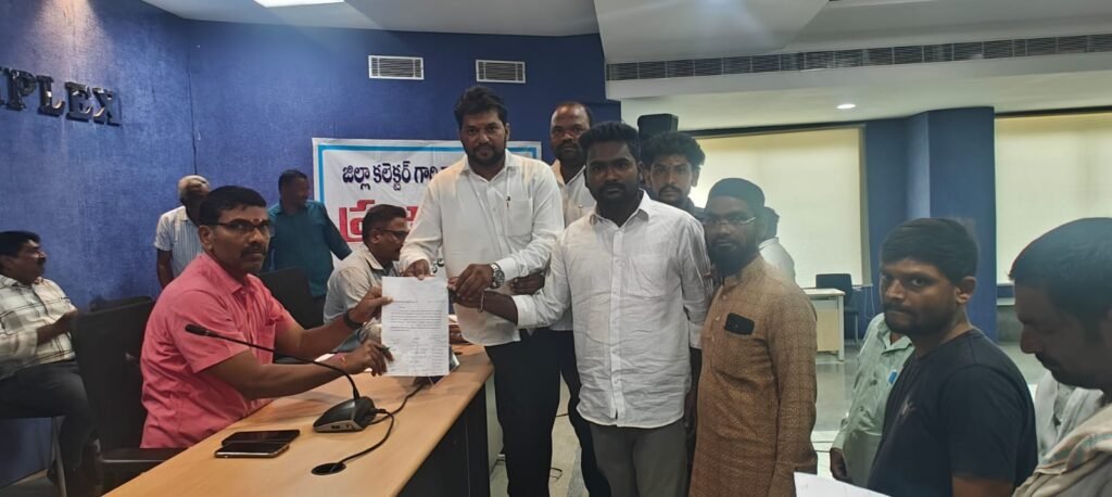 కల్వకోట పాఠశాలలో కోతుల బెడద…