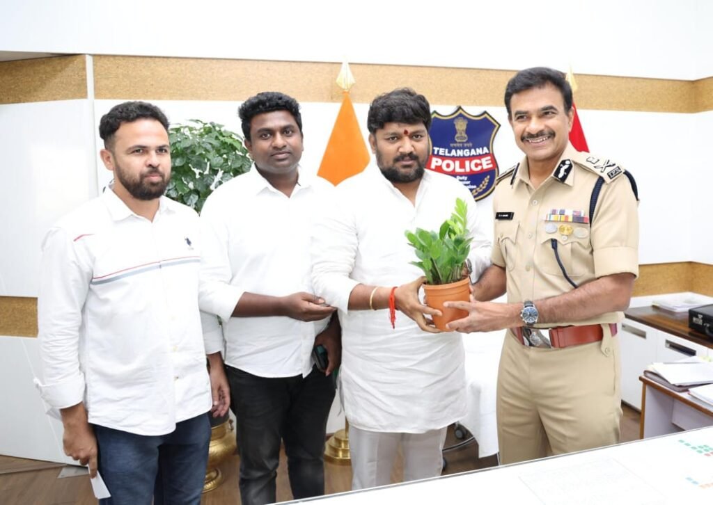 డీజీపీ సీవీ ఆనంద్‌ను మర్యాదపూర్వకంగా కలిసిన తెలంగాణ ఫిషరీస్ చైర్మన్ మెట్టు సాయికుమార్