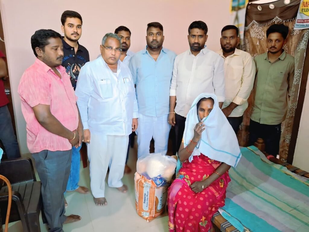 పారిశుధ్య కార్మికురాలికి పరామర్శ