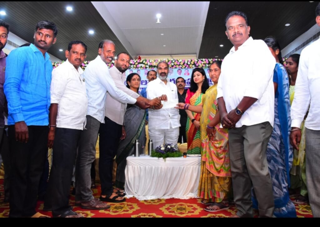 కల్యాణ లక్ష్మి చెక్కుల పంపిణీ.