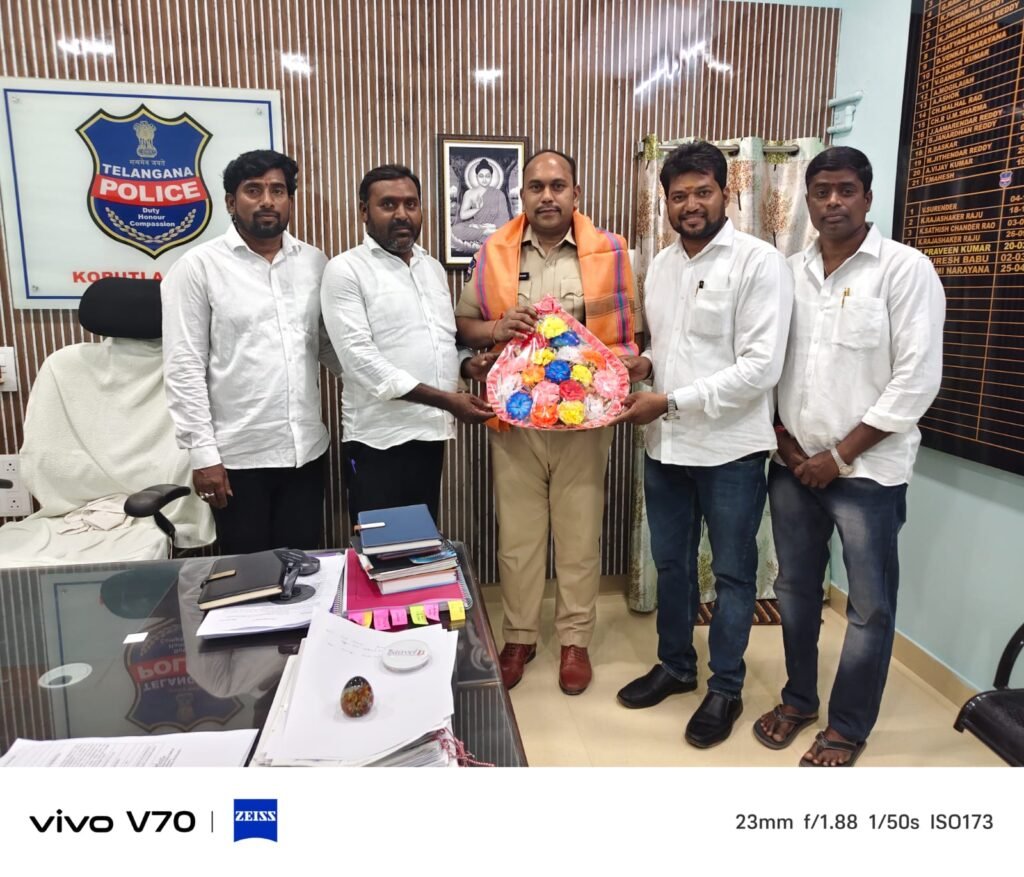కోరుట్ల సీఐని కలిసిన మేడిపల్లి మండలం సర్పంచ్లు