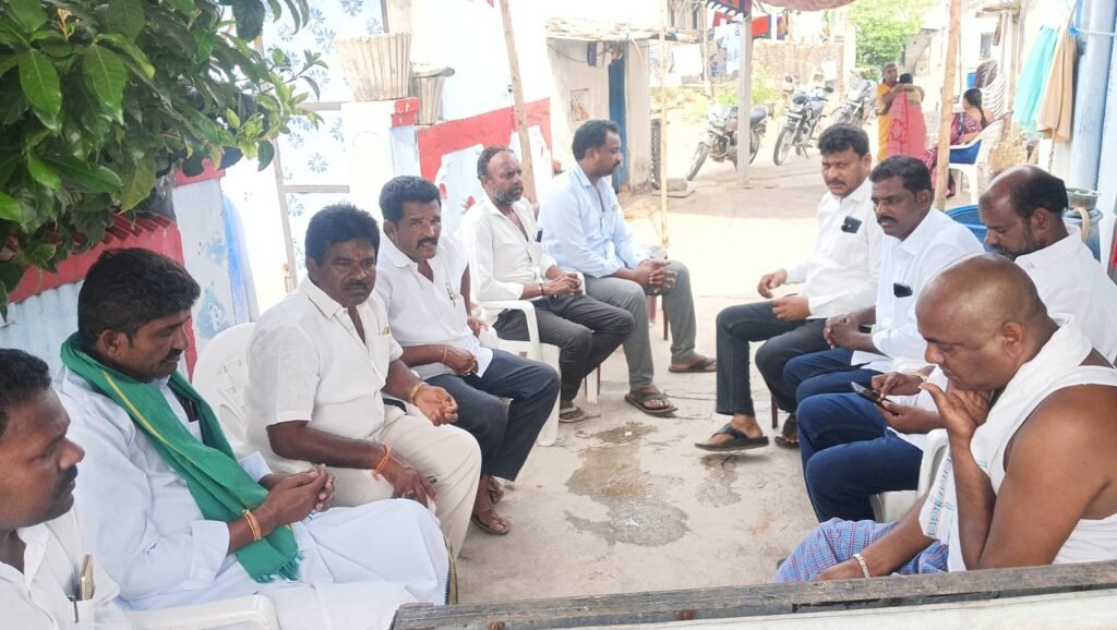 బాధిత కుటుంబాన్ని పరామర్శించిన నాయకులు