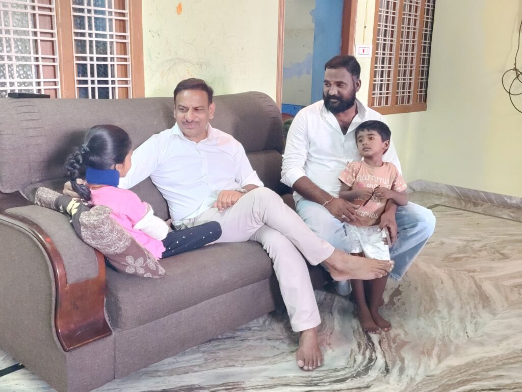చిన్నారి కుటుంబాన్ని పరామర్శించిన డాక్టర్ రఘు