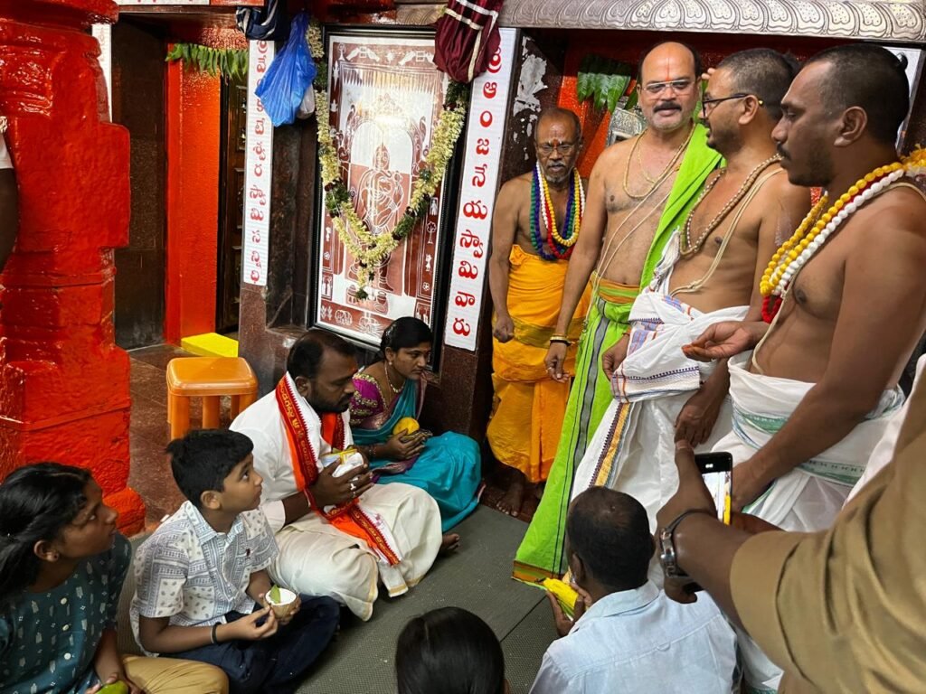 కొండగట్టు అంజన్న సన్నిధిలో కరీంనగర్ మేయర్ కుటుంబం ప్రత్యేక పూజలు